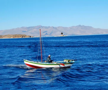 lake titicaca sunny day boat tour